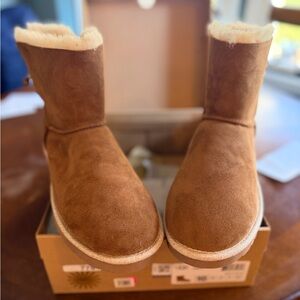 Women's UGGs Boots. NEW!!!                Size 10 Brown Shearling Boots